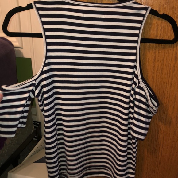 Cropped open shoulder shirt! - Picture 3 of 3